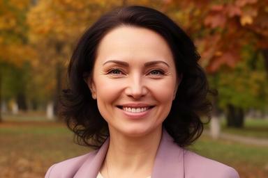 Женшина 38 лет улыбается на фоне осеннего парка в Таганроге
